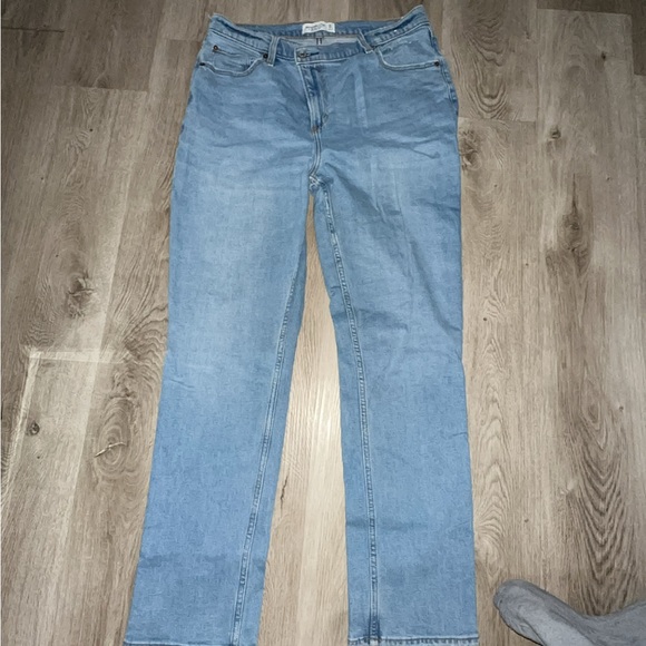 Abercrombie and Fitch high waisted 90s straight leg Jean Size 32-14 - Picture 1 of 2